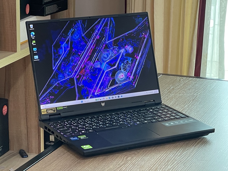 Acer Predator Helios 16 PHN16
