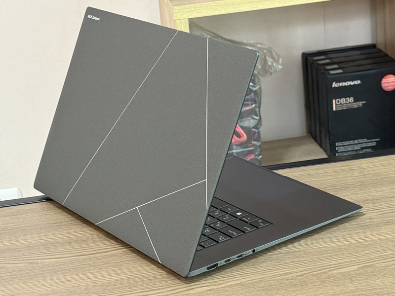 Asus Zenbook S16 UM5606KA-RK741WA