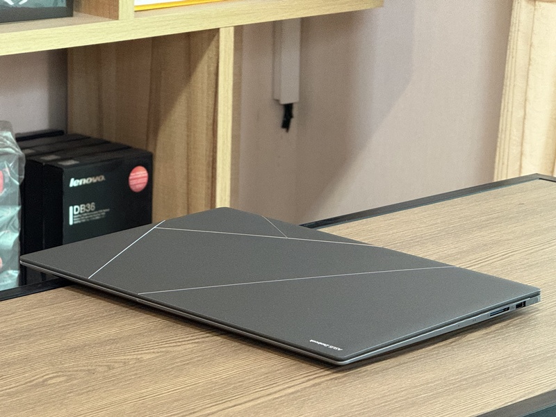 Asus Zenbook S16 UM5606KA-RK741WA