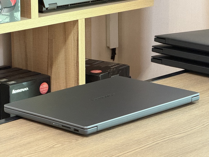 Lenovo IdeaPad Slim 3 15IRH10