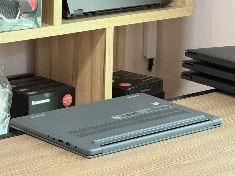Lenovo IdeaPad Slim 3 15IRH10