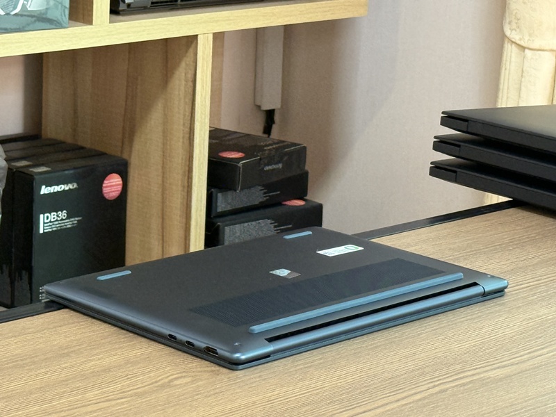 Lenovo Yoga Slim 7 14AKP10-83JY0036TA