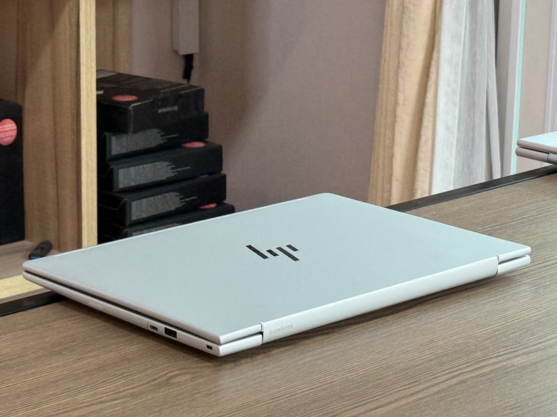 HP EliteBook 8 G1i (14-inch)