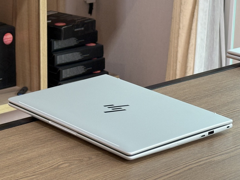 HP EliteBook 8 G1i (14-inch)