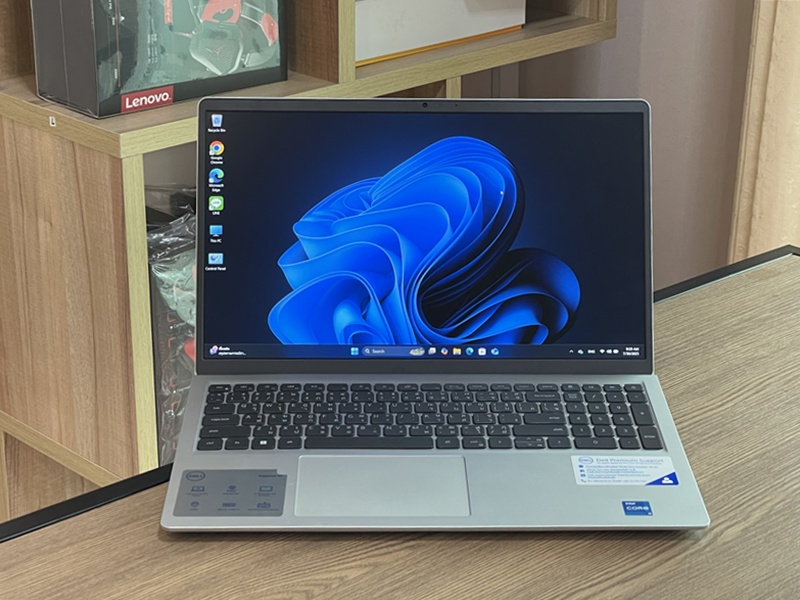 DELL Inspiron 3530-