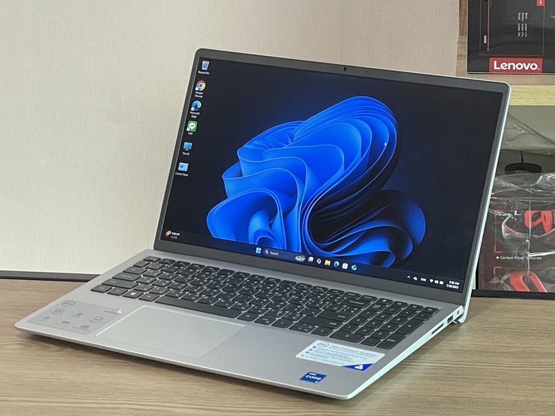 DELL Inspiron 3530-