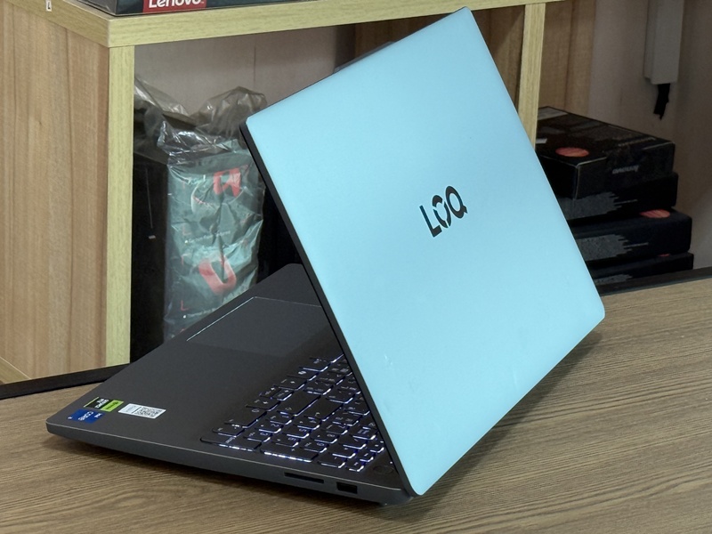 LENOVO LOQ 15IAX9E
